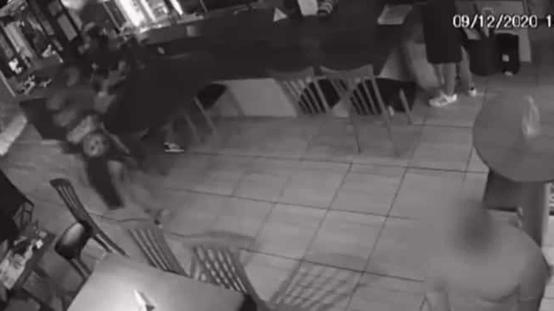 Acusado de ter Covid, homem é agredido dentro de restaurante após tossir